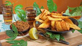 Bananchips med rökig röd salsa av pumpafrön
