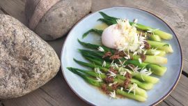 Funkia med sardellsmör, pocherat ägg och blomma av ramslök