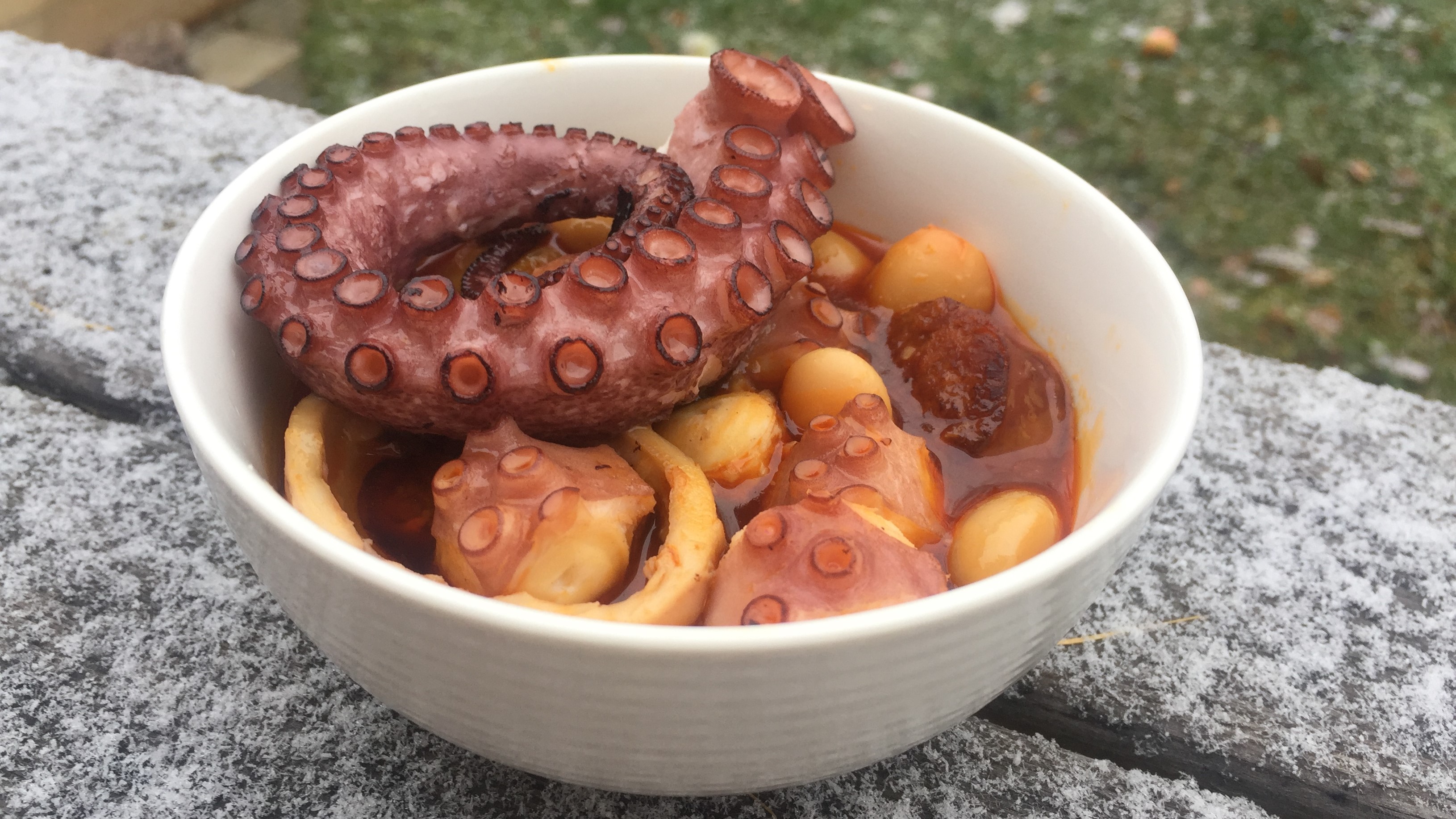 Bläckfisk och chorizo med stora vita bönor
