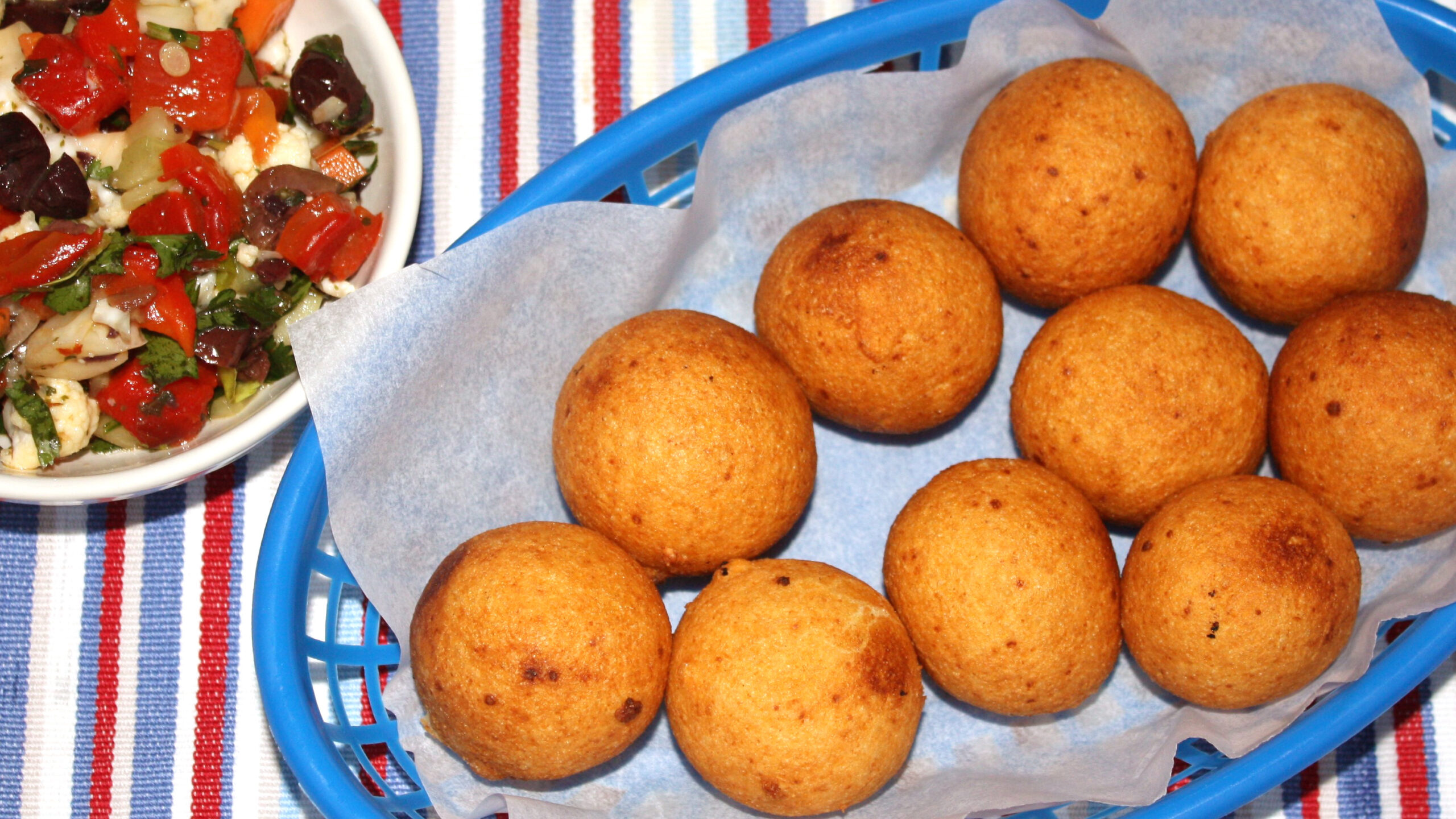 Bunuelos, friterade ostbröd fyllda med fläsk