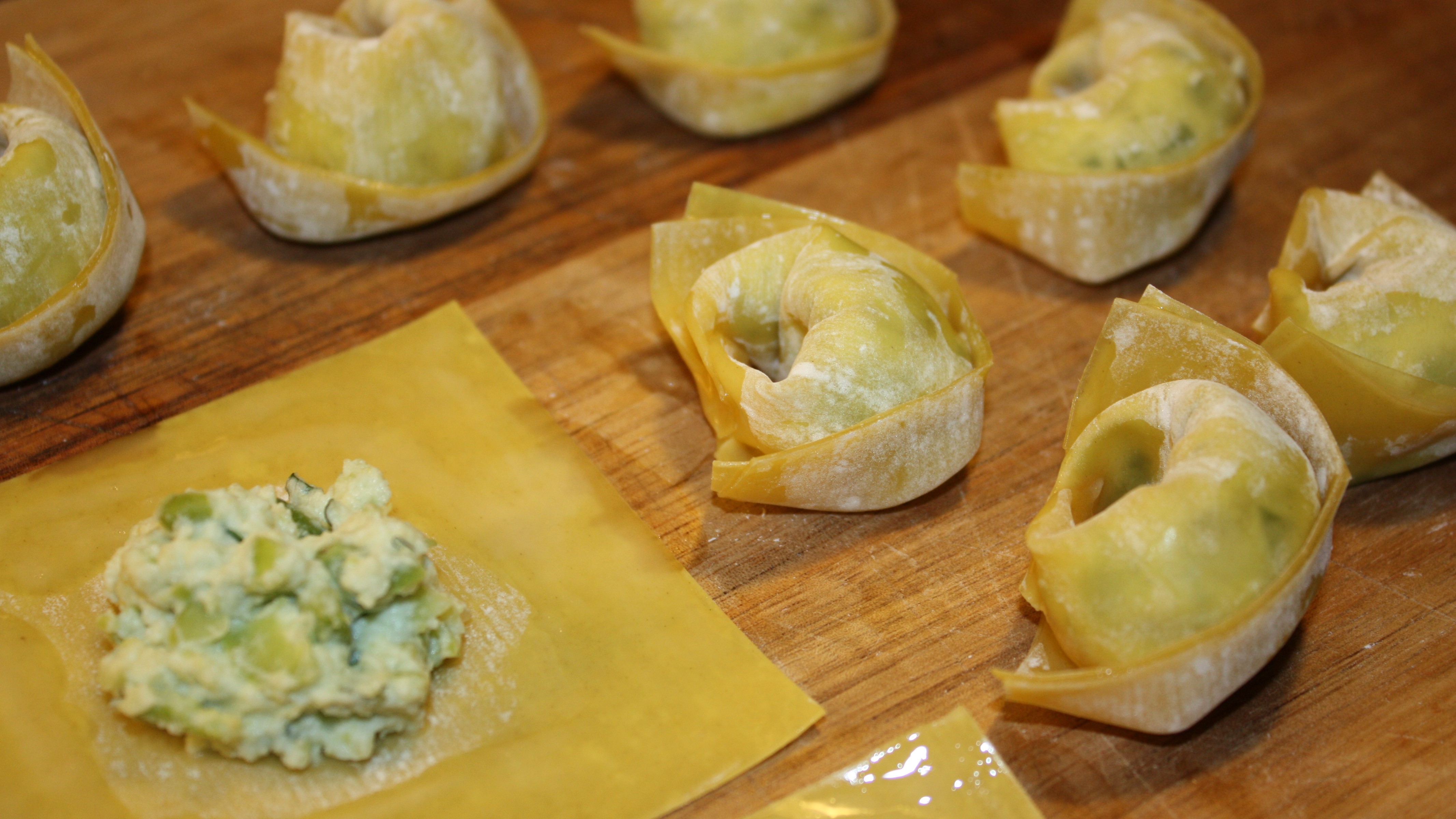 Att göra tortellini, fylld pasta