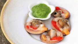 Fasolari med aguachile (musslor med hetsyrlig sås)