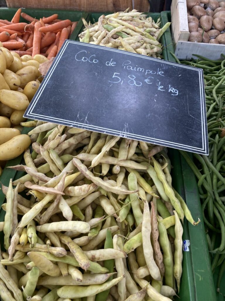 Bönor i ett marknadsstånd. 